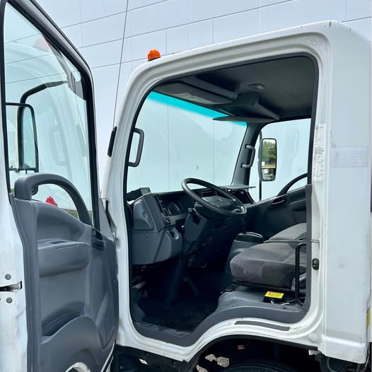Isuzu NPR 2011 - Image 1