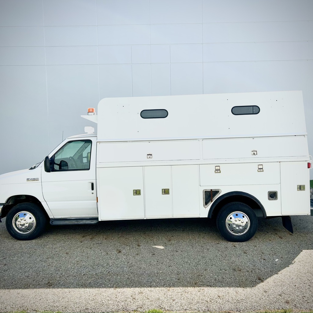 2011 Ford E450 - Image 10