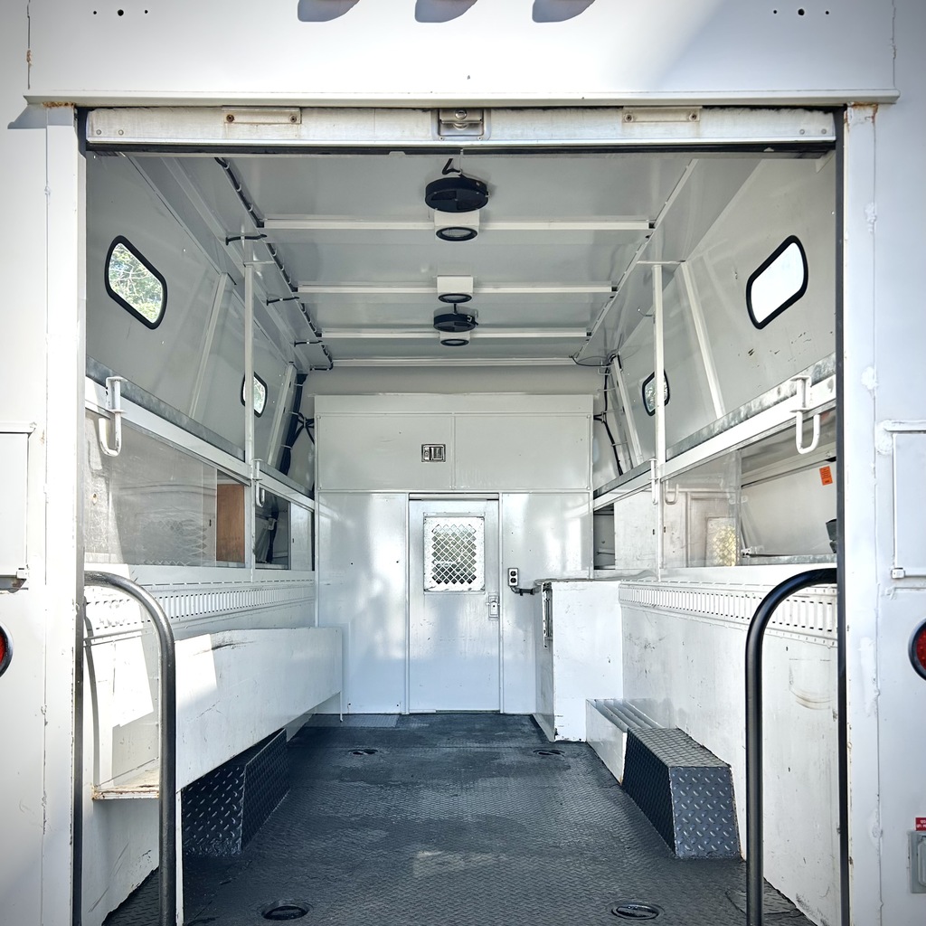 2011 Ford E450 - Image 13