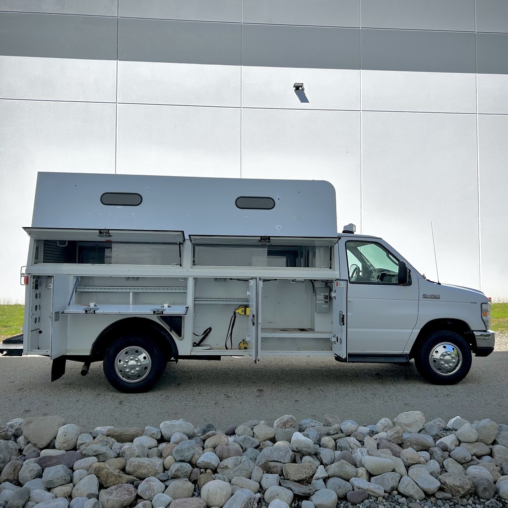 2011 Ford E450 - Image 14
