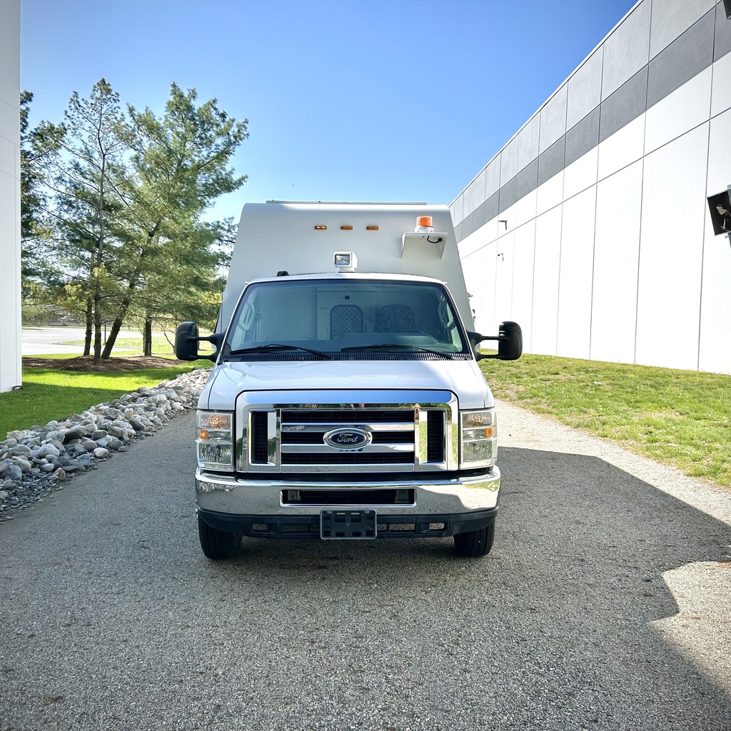 2011 Ford E450 - Image 4