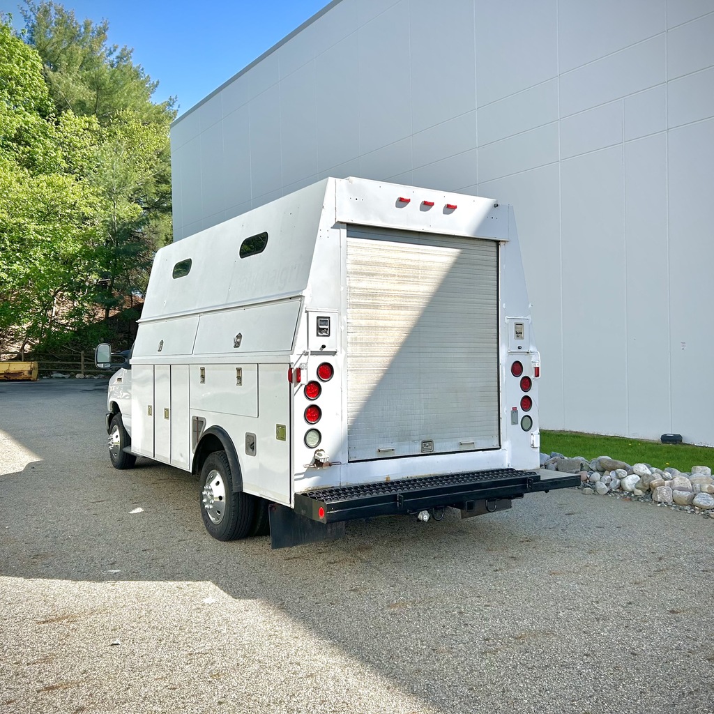2011 Ford E450 - Image 9
